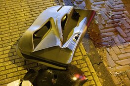 Automobilist knalt tegen portier van taxi en gaat er vandoor