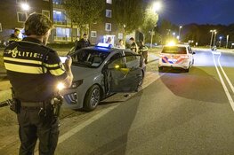 Automobilist knalt tegen portier van taxi en gaat er vandoor