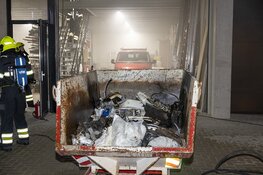 Bedrijfspand vol met rook na brand in afvalcontainer in Zandvoort