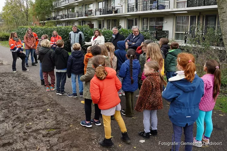 Leerlingen De School planten bomen op Boomfeestdag