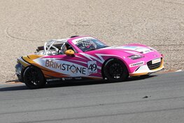 Lisette Grinwis maakt met een grote smile haar debuut in Mazda MX-5 Cup