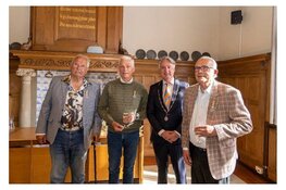 Burgemeester David Moolenburgh reikt Koninklijke Onderscheidingen uit