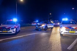 Politie schiet na achtervolging waarbij op politiewagen is ingereden