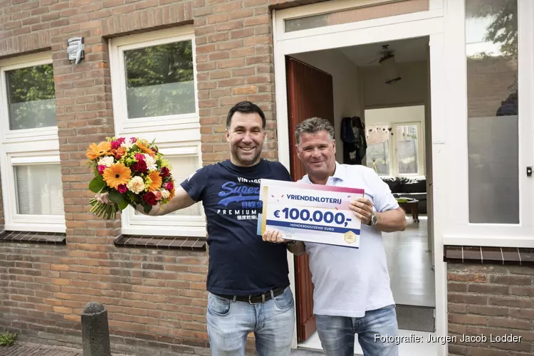 Danielle uit Zandvoort wint 100.000 euro bij VriendenLoterij