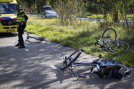 Wielrenner gewond na plotselinge remactie van vrouw die bloemetjes wil plukken