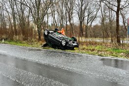 Auto over de kop in Overveen