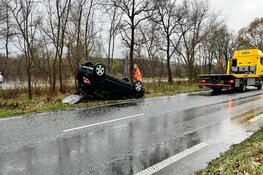 Auto over de kop in Overveen