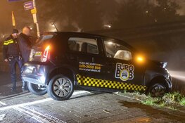 Bestuurder verliest controle en rijdt door muurtje