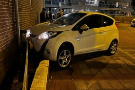 Auto vliegt uit bocht en rijdt tegen pand in Zandvoort