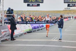 Recordaantal hardlopers geniet van 14e editie Zandvoort Circuit Run. Douma en Koster winnen de 12 km