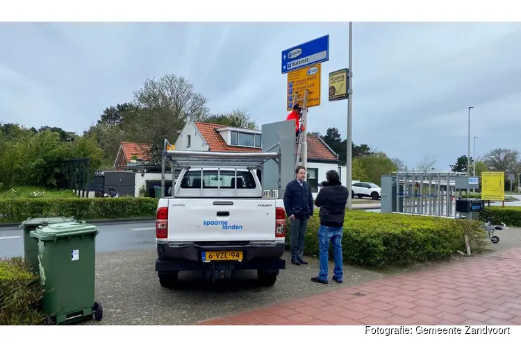 Borden wijzen bezoekers naar goedkopere parkeerplaatsen