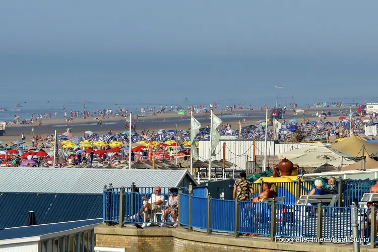 Warmte zorgt voor drukte op strand Zandvoort