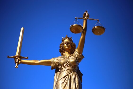 Twee verdachten grootschalige oplichting ouderen blijven langer vastzitten