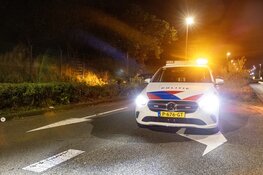 Tesla door heg tegen hekwerk na mislukte inhaalactie in Zandvoort