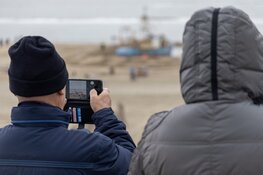 Werkzaamheden op strand Zandvoort om kotter de zee in te krijgen