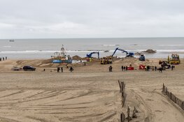 Werkzaamheden op strand Zandvoort om kotter de zee in te krijgen