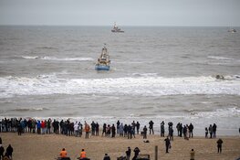Gestrande kotter stand Zandvoort losgetrokken en de zee op