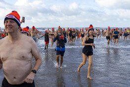 Bikkels wagen zich weer aan Nieuwjaarsduik Zandvoort