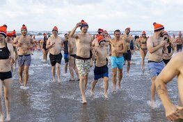 Bikkels wagen zich weer aan Nieuwjaarsduik Zandvoort