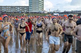 Bikkels wagen zich weer aan Nieuwjaarsduik Zandvoort