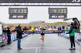 Meer dan 16.000 hardlopers trotseren stormachtige jubileumeditie Zandvoort Circuit Run