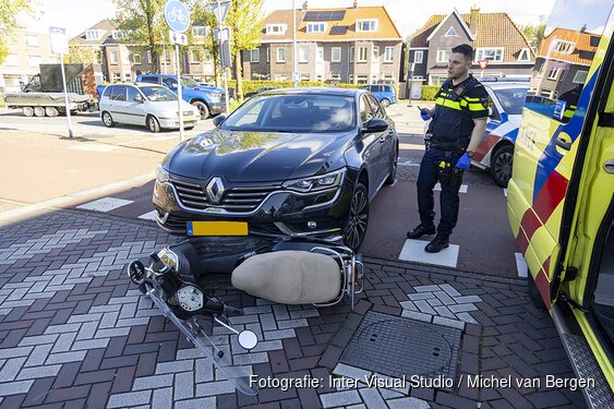 Auto gelift bij botsing met scooter op de Zandvoortselaan in Heemstede