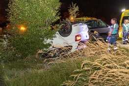 Auto op de kop in Overveen