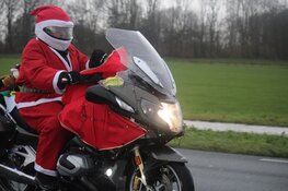 Honderd kerstmannen- en vrouwen op de motor voor Santa Máxima