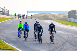 Omloop van Zandvoort trapt fietsseizoen af: 3.700 deelnemers strijden tegen de wind bij zonnige editie