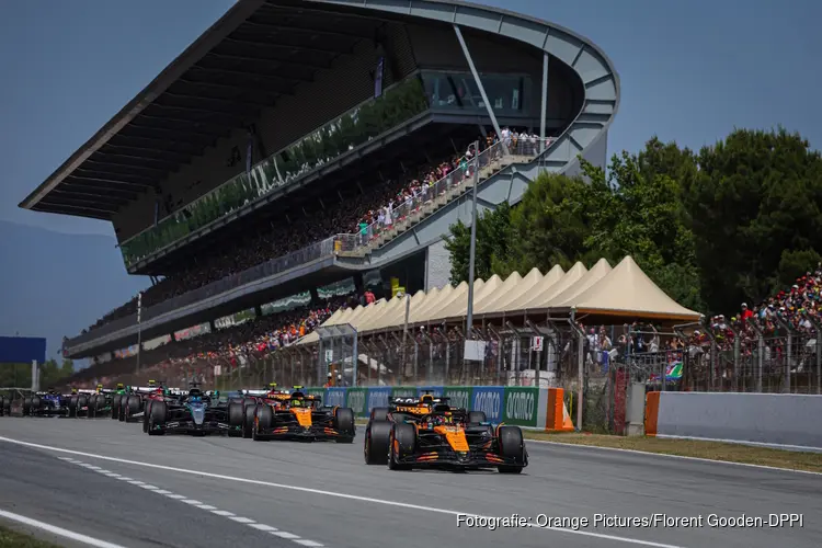Piastri wint in Barcelona, Verstappen terug gezet naar tiende plaats