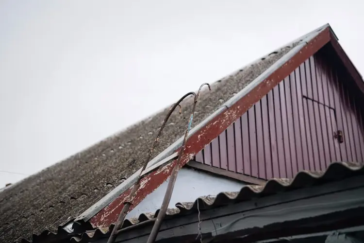 Stormschade aan je dak zelf herstellen? Let hier dan op