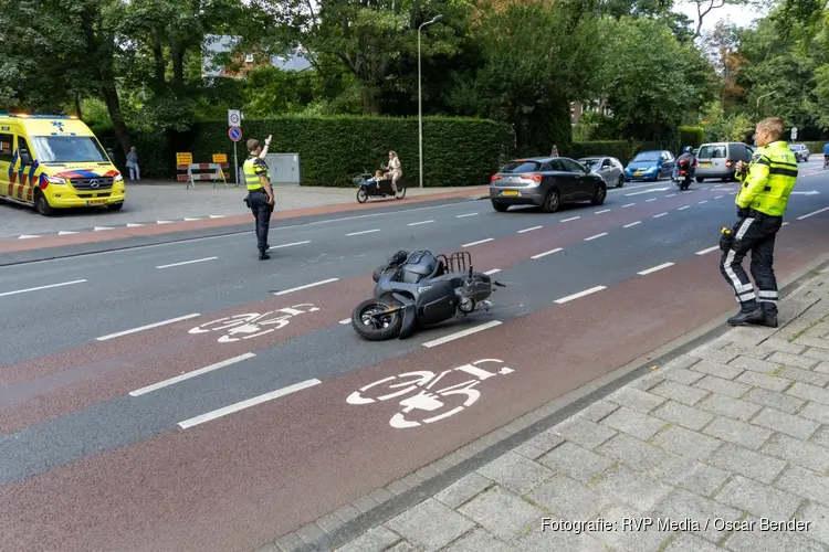 Scooterrijder gewond na aanrijding met auto in Bloemendaal