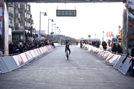 Elegante actie bezorgt Pepijn Veenings titel jubileumeditie GP Groot Egmond-Pier-Egmond
