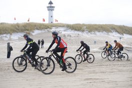 Elegante actie bezorgt Pepijn Veenings titel jubileumeditie GP Groot Egmond-Pier-Egmond