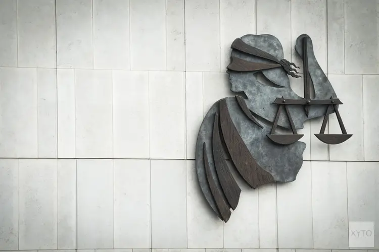 Ambtenaar die zich vanuit zijn functie door valsheid in geschrifte en oplichting een stuk grond in Bentveld voor weinig geld wist toe te eigenen voor de rechter