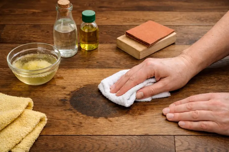 Watervlekken uit je houten vloer verwijderen