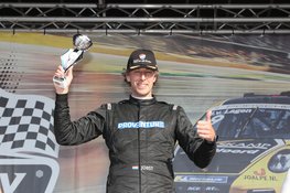 Autocoureur Mark Jobst uit Zandvoort wint tijdens The Racing Days op Circuit Assen