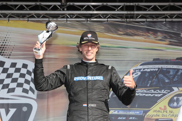 Autocoureur Mark Jobst uit Zandvoort wint tijdens The Racing Days op Circuit Assen