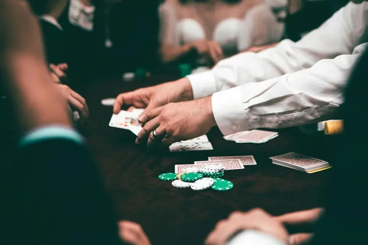Van speeltafel aan zee tot live casino online: wat is het verschil?