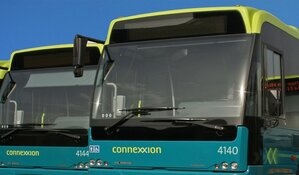 Vluchtelingen delen koffie uit op busstations Haarlem, Hilversum en Alkmaar