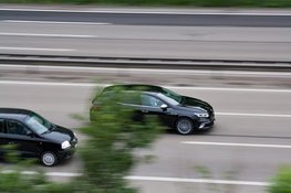 Geen bon, maar 'preek' voor bestuurder die over weg racet