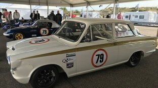 Verlekkerd kijken naar honderden klassieke racewagens op circuit Zandvoort