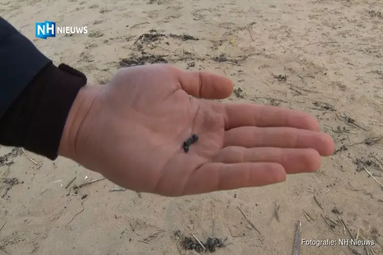 Zwarte korrels op strand Zandvoort komen van overboord geslagen containers