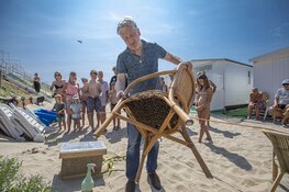 Duizenden bijen gaan dagje naar het strand bij Zandvoort