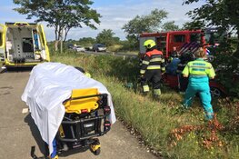 Cabrio tegen boom, twee gewonden