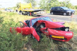 Cabrio tegen boom, twee gewonden