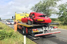 Cabrio tegen boom, twee gewonden