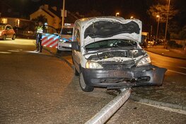 Automobilist vlucht na botsing tegen lantaarnpaal