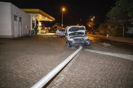 Automobilist vlucht na botsing tegen lantaarnpaal