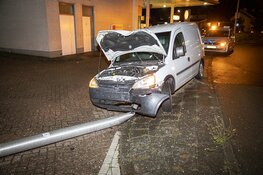 Automobilist vlucht na botsing tegen lantaarnpaal